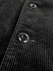 製品画像: コーデュロイ ダブルブレスト 中綿コート全体写真。100%コットン素材とクラシックなダブルブレストデザインが特徴のビジネスカジュアルに最適なコート。
詳細画像: 特殊織りのコーデュロイ生地の立体感、ダブルブレスト仕様、エレガントなワイドラペルを強調したディテール写真。