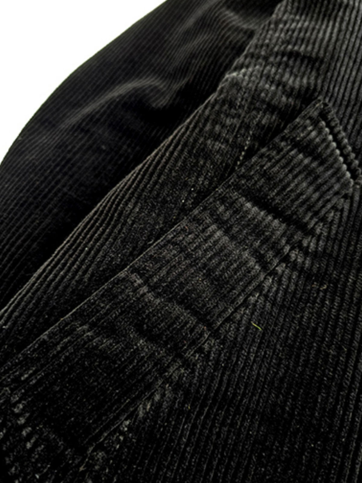 製品画像: コーデュロイ ダブルブレスト 中綿コート全体写真。100%コットン素材とクラシックなダブルブレストデザインが特徴のビジネスカジュアルに最適なコート。
詳細画像: 特殊織りのコーデュロイ生地の立体感、ダブルブレスト仕様、エレガントなワイドラペルを強調したディテール写真。