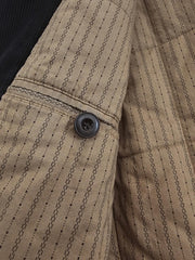 製品画像: コーデュロイ ダブルブレスト 中綿コート全体写真。100%コットン素材とクラシックなダブルブレストデザインが特徴のビジネスカジュアルに最適なコート。
詳細画像: 特殊織りのコーデュロイ生地の立体感、ダブルブレスト仕様、エレガントなワイドラペルを強調したディテール写真。