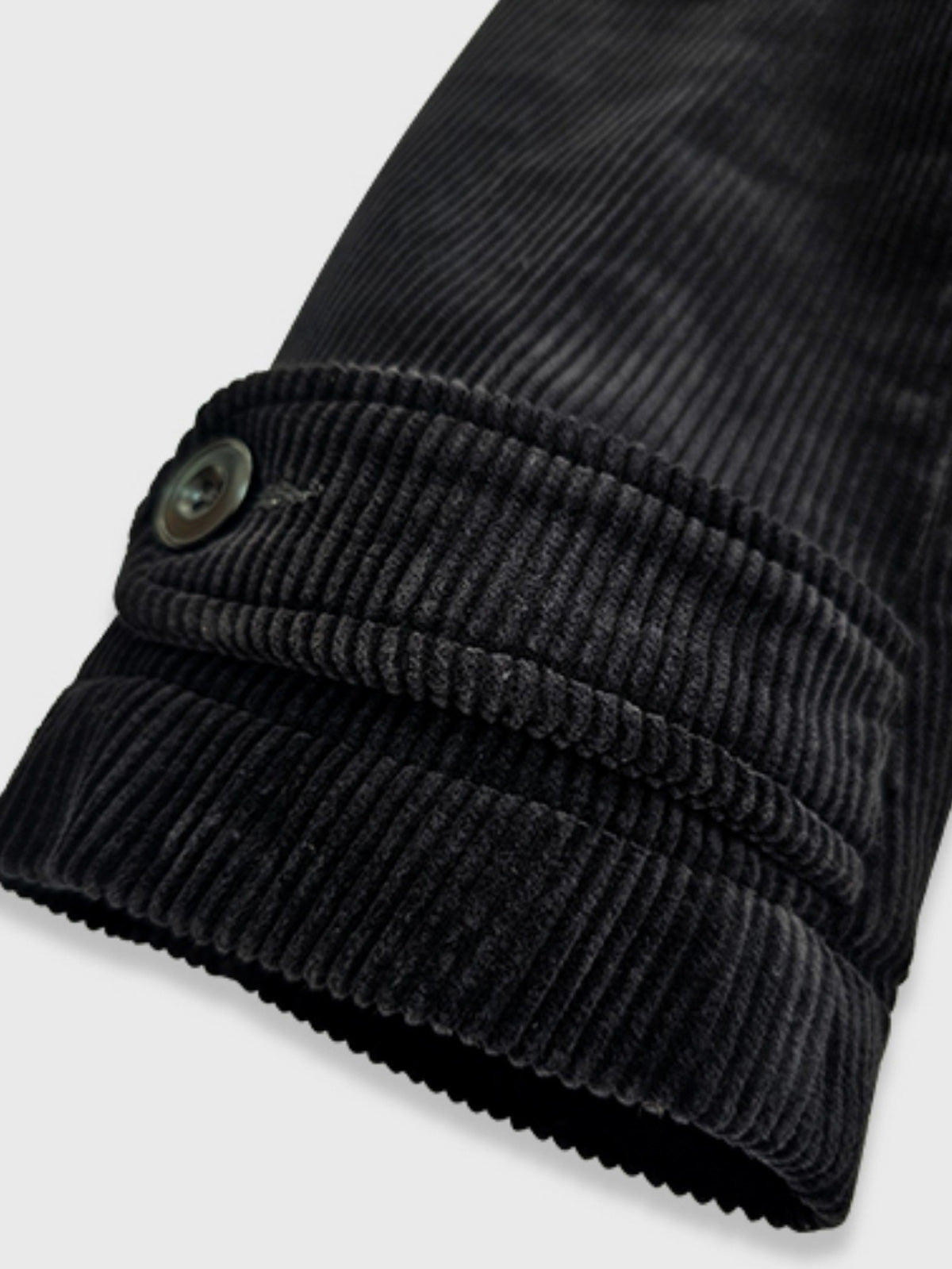 製品画像: コーデュロイ ダブルブレスト 中綿コート全体写真。100%コットン素材とクラシックなダブルブレストデザインが特徴のビジネスカジュアルに最適なコート。
詳細画像: 特殊織りのコーデュロイ生地の立体感、ダブルブレスト仕様、エレガントなワイドラペルを強調したディテール写真。