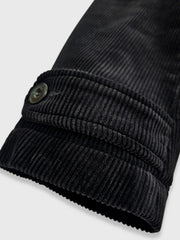 製品画像: コーデュロイ ダブルブレスト 中綿コート全体写真。100%コットン素材とクラシックなダブルブレストデザインが特徴のビジネスカジュアルに最適なコート。
詳細画像: 特殊織りのコーデュロイ生地の立体感、ダブルブレスト仕様、エレガントなワイドラペルを強調したディテール写真。