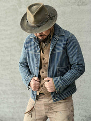 製品画像: インディゴジャカードデニムウォッシュジャケット全体写真。ジャカード織りとウォッシュ加工が際立つヴィンテージ風ワークジャケット。
詳細画像: ジャカードストライプ柄の立体感とインディゴ染めの深い色合い、水洗加工の風合いを表現したディテール写真。