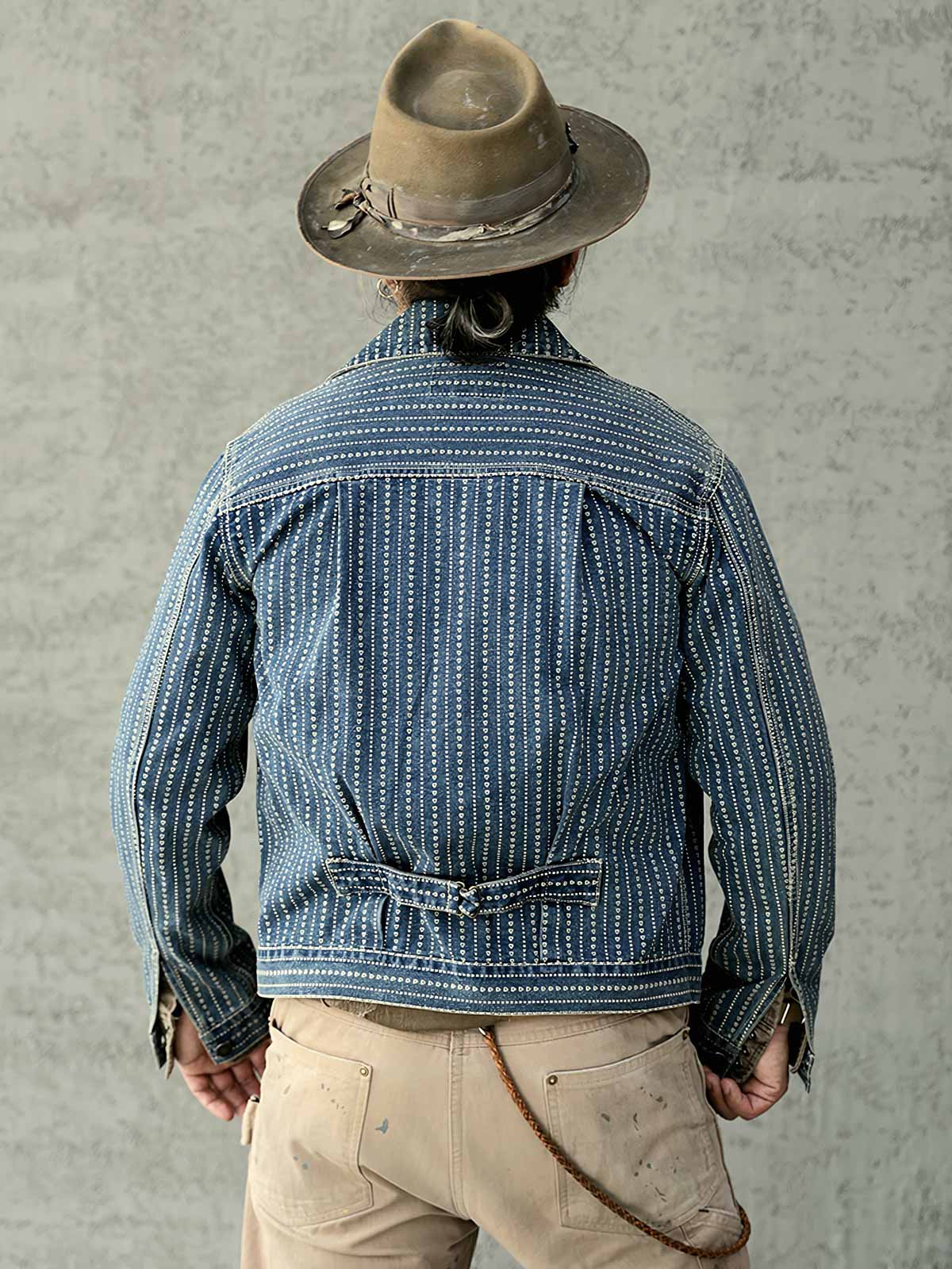 製品画像: インディゴジャカードデニムウォッシュジャケット全体写真。ジャカード織りとウォッシュ加工が際立つヴィンテージ風ワークジャケット。
詳細画像: ジャカードストライプ柄の立体感とインディゴ染めの深い色合い、水洗加工の風合いを表現したディテール写真。