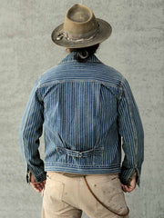 製品画像: インディゴジャカードデニムウォッシュジャケット全体写真。ジャカード織りとウォッシュ加工が際立つヴィンテージ風ワークジャケット。
詳細画像: ジャカードストライプ柄の立体感とインディゴ染めの深い色合い、水洗加工の風合いを表現したディテール写真。