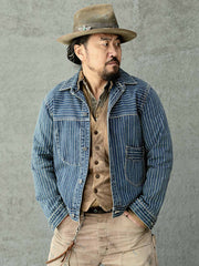 製品画像: インディゴジャカードデニムウォッシュジャケット全体写真。ジャカード織りとウォッシュ加工が際立つヴィンテージ風ワークジャケット。
詳細画像: ジャカードストライプ柄の立体感とインディゴ染めの深い色合い、水洗加工の風合いを表現したディテール写真。