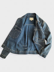 製品画像: インディゴジャカードデニムウォッシュジャケット全体写真。ジャカード織りとウォッシュ加工が際立つヴィンテージ風ワークジャケット。
詳細画像: ジャカードストライプ柄の立体感とインディゴ染めの深い色合い、水洗加工の風合いを表現したディテール写真。