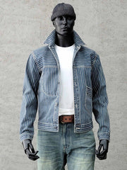 製品画像: インディゴジャカードデニムウォッシュジャケット全体写真。ジャカード織りとウォッシュ加工が際立つヴィンテージ風ワークジャケット。
詳細画像: ジャカードストライプ柄の立体感とインディゴ染めの深い色合い、水洗加工の風合いを表現したディテール写真。