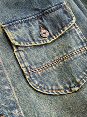 ディテールクローズアップ:バンドカラーデニムジャケットの耐久性のあるデニム素材と精密な縫製技術、ブリーチウォッシュ加工の詳細