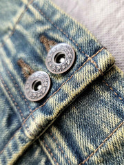 バンドカラーデニムジャケット、ブリーチウォッシュでヴィンテージスタイルを強調、フロントにダブルポケット付き