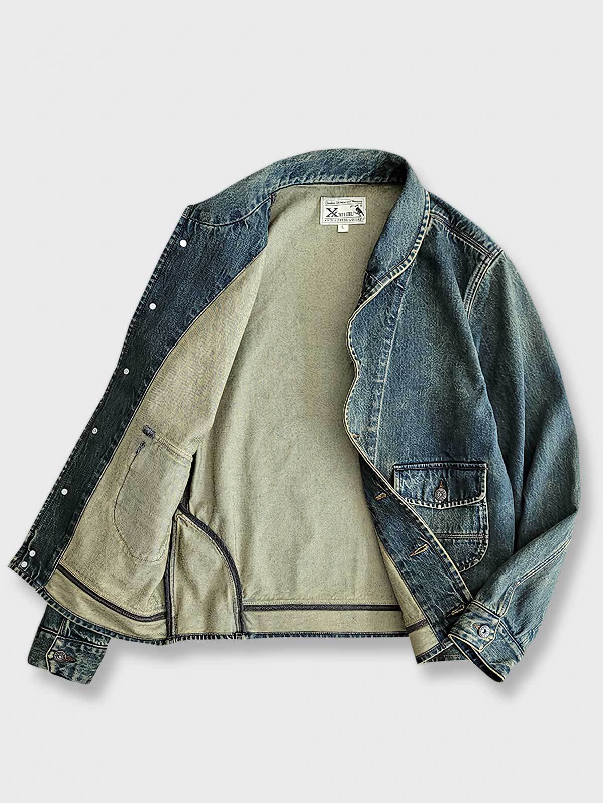 バンドカラーデニムジャケット、ブリーチウォッシュでヴィンテージスタイルを強調、フロントにダブルポケット付きディテールクローズアップ:バンドカラーデニムジャケットの耐久性のあるデニム素材と精密な縫製技術、ブリーチウォッシュ加工の詳細