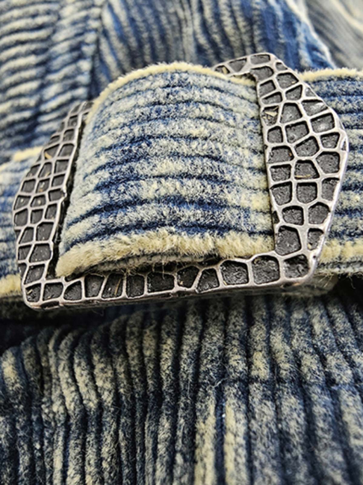 製品画像
タイダイ加工とヴィンテージ加工が特徴の多ポケット ワークジャケットの正面全体画像。100%コットン素材とショート丈デザインが際立つ個性的な一着。
詳細画像
YKK製の真鍮ジッパーとアンティーク調スナップボタン、多ポケットデザイン、そしてタイダイ加工の独特な風合いをクローズアップした画像。高級感とヴィンテージ感が融合したディテール。