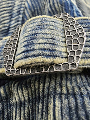 製品画像
タイダイ加工とヴィンテージ加工が特徴の多ポケット ワークジャケットの正面全体画像。100%コットン素材とショート丈デザインが際立つ個性的な一着。
詳細画像
YKK製の真鍮ジッパーとアンティーク調スナップボタン、多ポケットデザイン、そしてタイダイ加工の独特な風合いをクローズアップした画像。高級感とヴィンテージ感が融合したディテール。