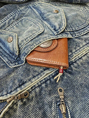 製品画像
タイダイ加工とヴィンテージ加工が特徴の多ポケット ワークジャケットの正面全体画像。100%コットン素材とショート丈デザインが際立つ個性的な一着。
詳細画像
YKK製の真鍮ジッパーとアンティーク調スナップボタン、多ポケットデザイン、そしてタイダイ加工の独特な風合いをクローズアップした画像。高級感とヴィンテージ感が融合したディテール。