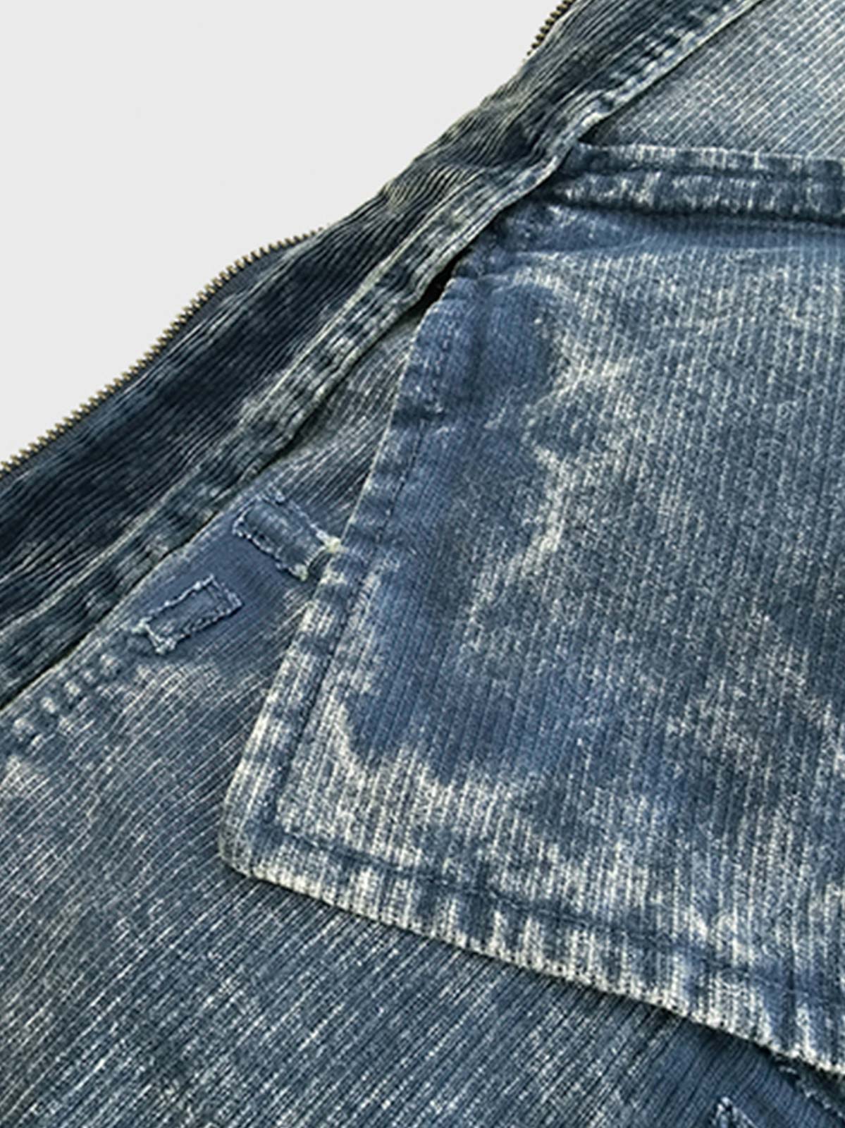 製品画像
タイダイ加工とヴィンテージ加工が特徴の多ポケット ワークジャケットの正面全体画像。100%コットン素材とショート丈デザインが際立つ個性的な一着。
詳細画像
YKK製の真鍮ジッパーとアンティーク調スナップボタン、多ポケットデザイン、そしてタイダイ加工の独特な風合いをクローズアップした画像。高級感とヴィンテージ感が融合したディテール。