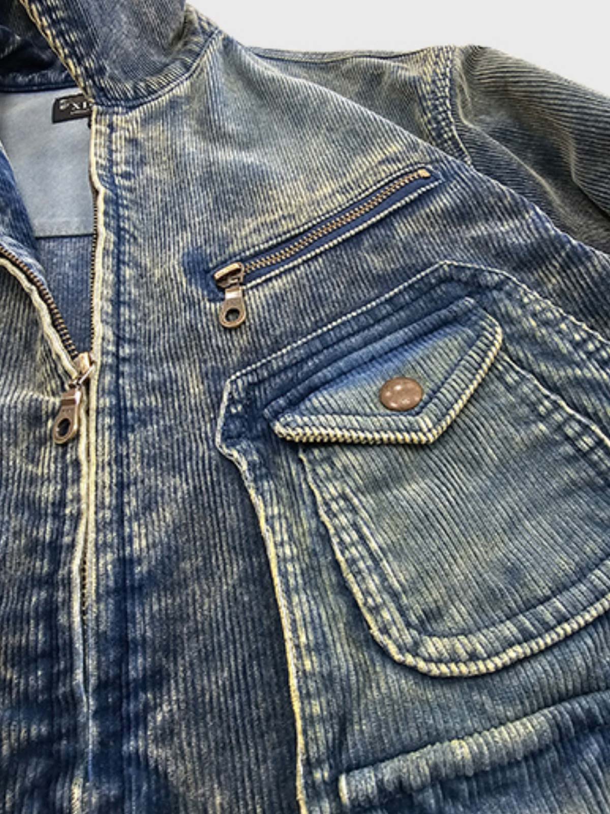 製品画像
タイダイ加工とヴィンテージ加工が特徴の多ポケット ワークジャケットの正面全体画像。100%コットン素材とショート丈デザインが際立つ個性的な一着。
詳細画像
YKK製の真鍮ジッパーとアンティーク調スナップボタン、多ポケットデザイン、そしてタイダイ加工の独特な風合いをクローズアップした画像。高級感とヴィンテージ感が融合したディテール。