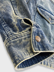 製品画像
タイダイ加工とヴィンテージ加工が特徴の多ポケット ワークジャケットの正面全体画像。100%コットン素材とショート丈デザインが際立つ個性的な一着。
詳細画像
YKK製の真鍮ジッパーとアンティーク調スナップボタン、多ポケットデザイン、そしてタイダイ加工の独特な風合いをクローズアップした画像。高級感とヴィンテージ感が融合したディテール。