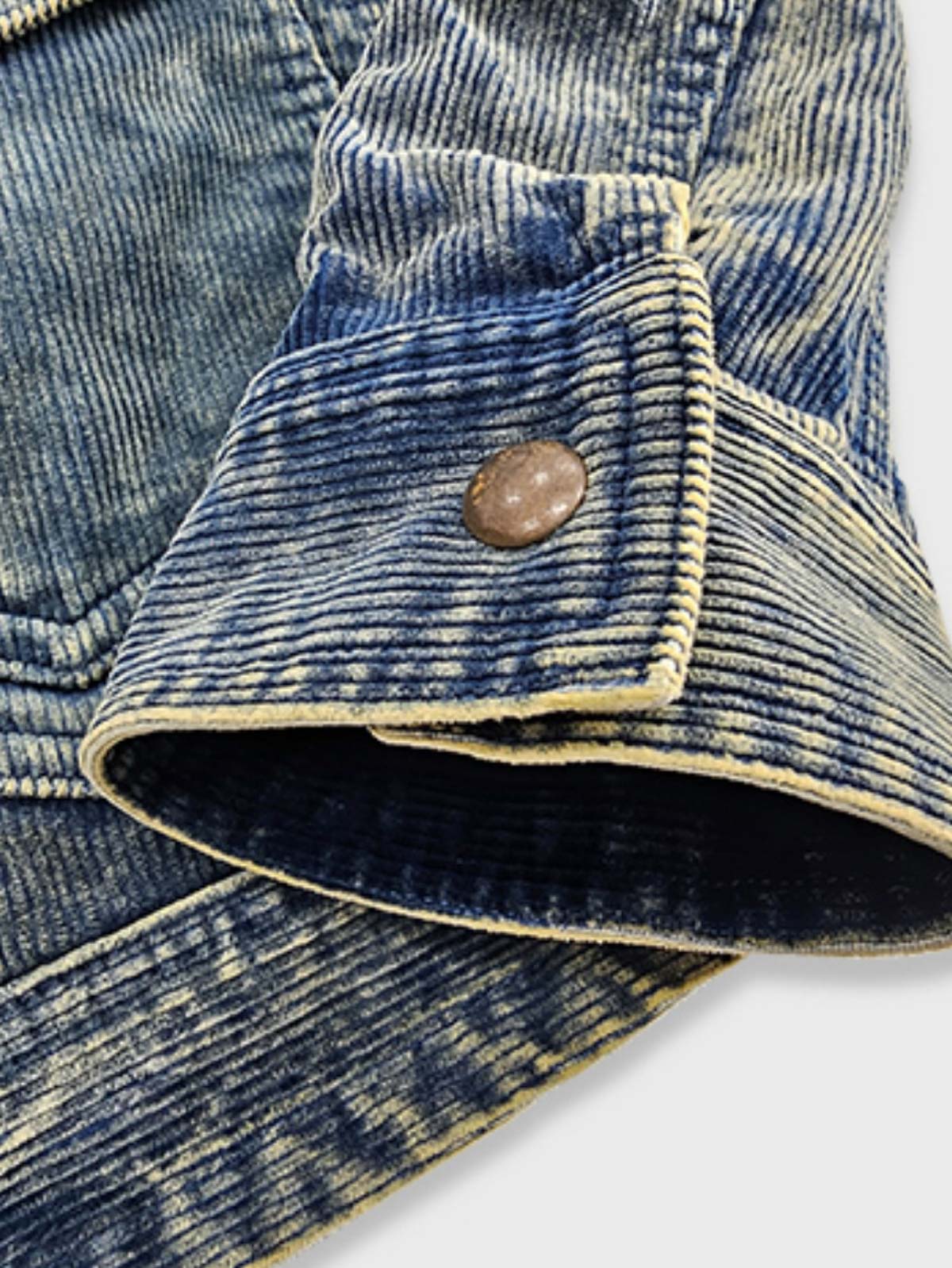 製品画像
タイダイ加工とヴィンテージ加工が特徴の多ポケット ワークジャケットの正面全体画像。100%コットン素材とショート丈デザインが際立つ個性的な一着。
詳細画像
YKK製の真鍮ジッパーとアンティーク調スナップボタン、多ポケットデザイン、そしてタイダイ加工の独特な風合いをクローズアップした画像。高級感とヴィンテージ感が融合したディテール。