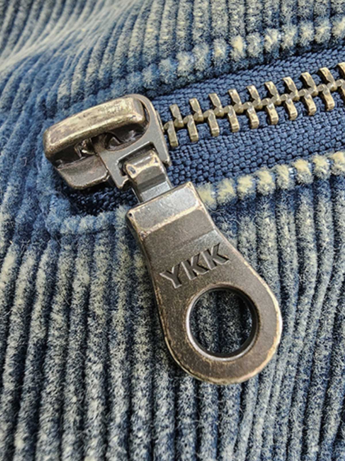 製品画像
タイダイ加工とヴィンテージ加工が特徴の多ポケット ワークジャケットの正面全体画像。100%コットン素材とショート丈デザインが際立つ個性的な一着。
詳細画像
YKK製の真鍮ジッパーとアンティーク調スナップボタン、多ポケットデザイン、そしてタイダイ加工の独特な風合いをクローズアップした画像。高級感とヴィンテージ感が融合したディテール。