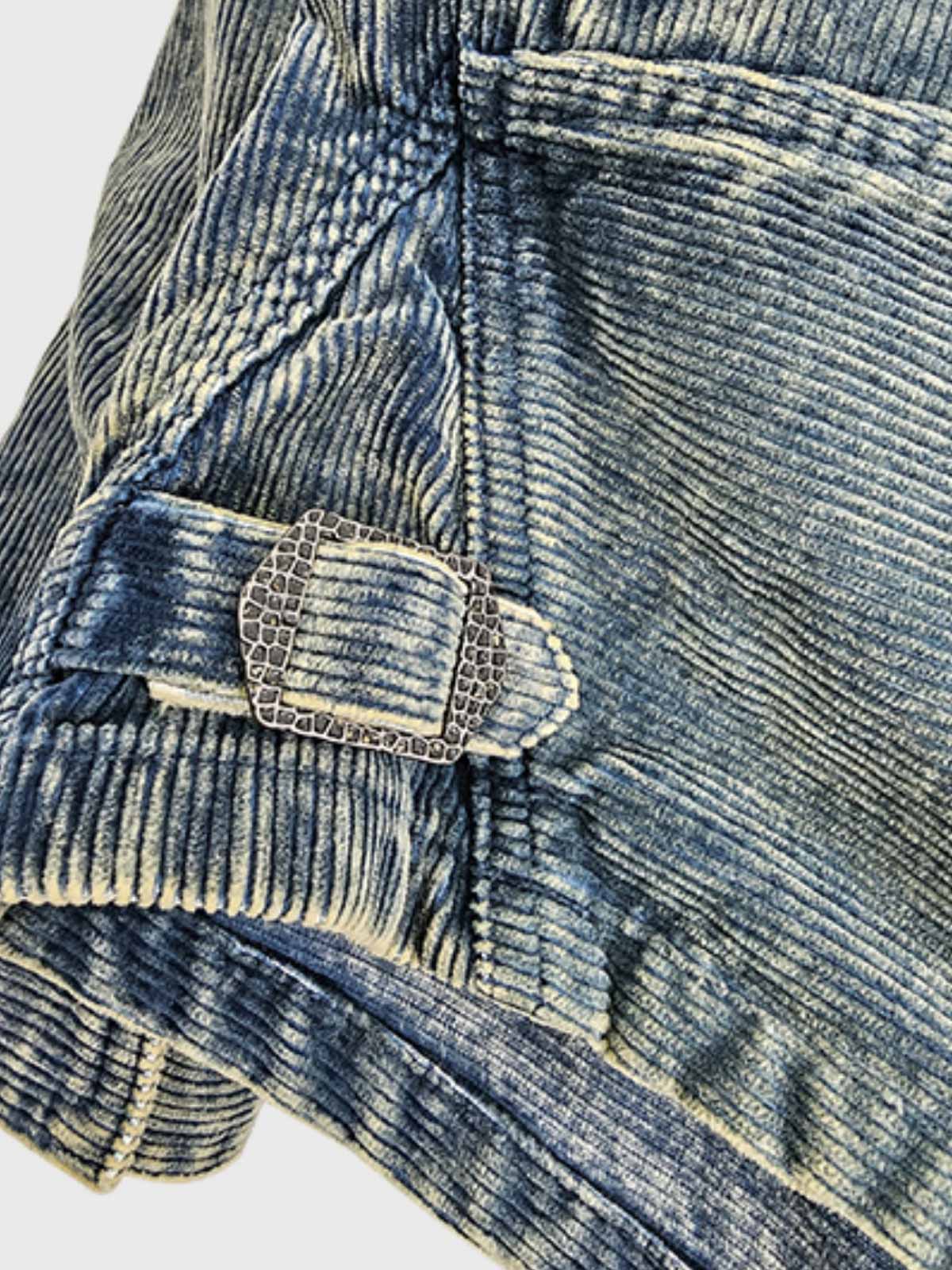 製品画像
タイダイ加工とヴィンテージ加工が特徴の多ポケット ワークジャケットの正面全体画像。100%コットン素材とショート丈デザインが際立つ個性的な一着。
詳細画像
YKK製の真鍮ジッパーとアンティーク調スナップボタン、多ポケットデザイン、そしてタイダイ加工の独特な風合いをクローズアップした画像。高級感とヴィンテージ感が融合したディテール。