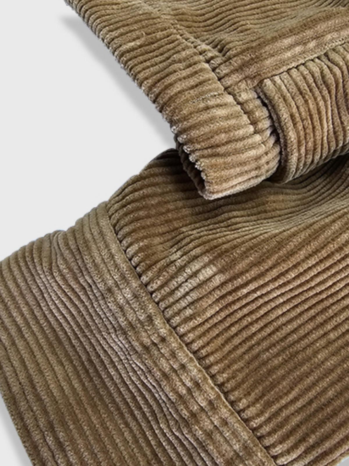 製品画像
クラシックなヴィンテージスタイルのコーデュロイ ワークジャケットの正面全体画像。特別なウォッシュ加工とショート丈デザインが特徴の一着。
詳細画像
YKK製の真鍮ジッパー、ブラスボタン、多ポケットデザイン、そしてコーデュロイ素材の独特な風合いをクローズアップした画像。質感とヴィンテージ感を際立たせたディテール。