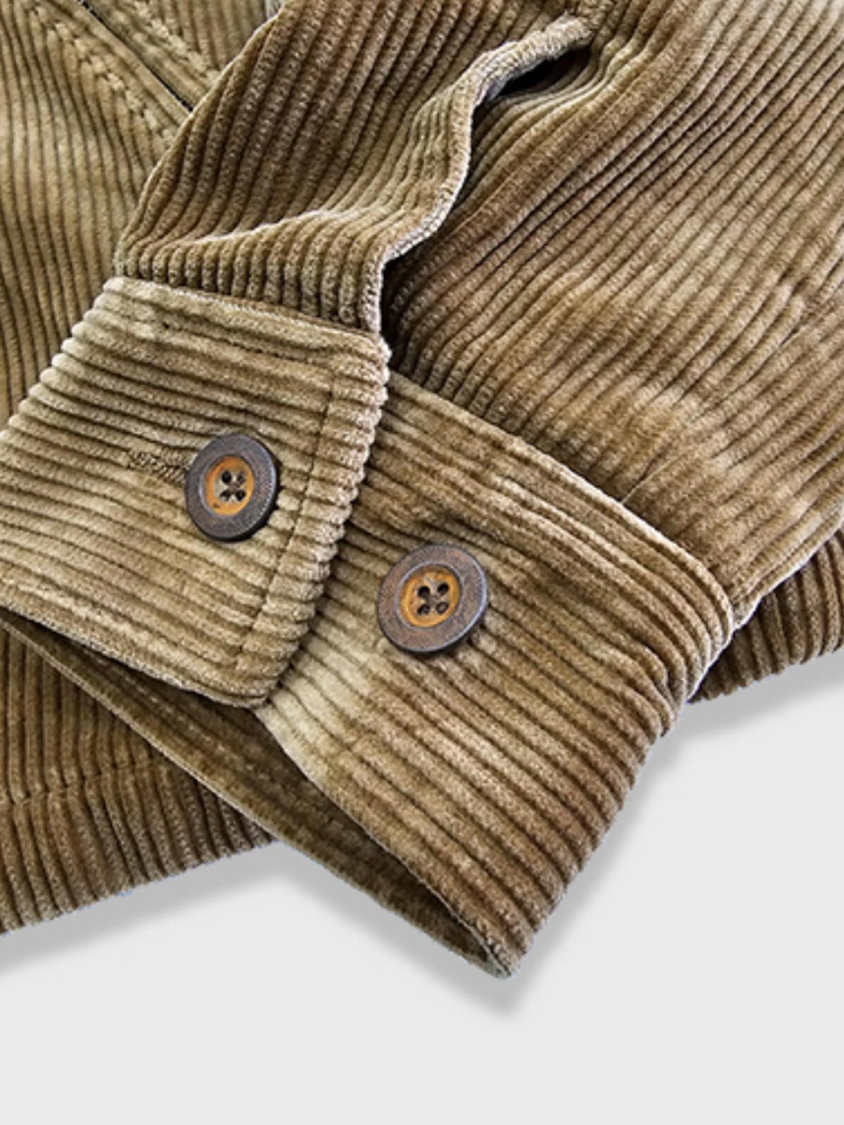 製品画像
クラシックなヴィンテージスタイルのコーデュロイ ワークジャケットの正面全体画像。特別なウォッシュ加工とショート丈デザインが特徴の一着。
詳細画像
YKK製の真鍮ジッパー、ブラスボタン、多ポケットデザイン、そしてコーデュロイ素材の独特な風合いをクローズアップした画像。質感とヴィンテージ感を際立たせたディテール。