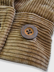 製品画像
クラシックなヴィンテージスタイルのコーデュロイ ワークジャケットの正面全体画像。特別なウォッシュ加工とショート丈デザインが特徴の一着。
詳細画像
YKK製の真鍮ジッパー、ブラスボタン、多ポケットデザイン、そしてコーデュロイ素材の独特な風合いをクローズアップした画像。質感とヴィンテージ感を際立たせたディテール。