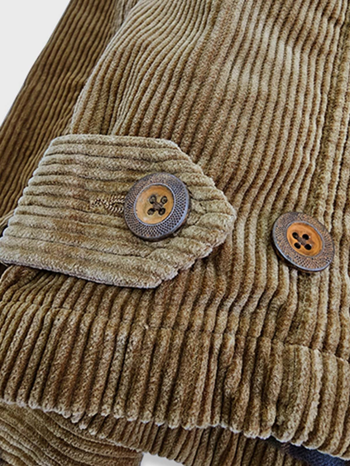 製品画像
クラシックなヴィンテージスタイルのコーデュロイ ワークジャケットの正面全体画像。特別なウォッシュ加工とショート丈デザインが特徴の一着。
詳細画像
YKK製の真鍮ジッパー、ブラスボタン、多ポケットデザイン、そしてコーデュロイ素材の独特な風合いをクローズアップした画像。質感とヴィンテージ感を際立たせたディテール。