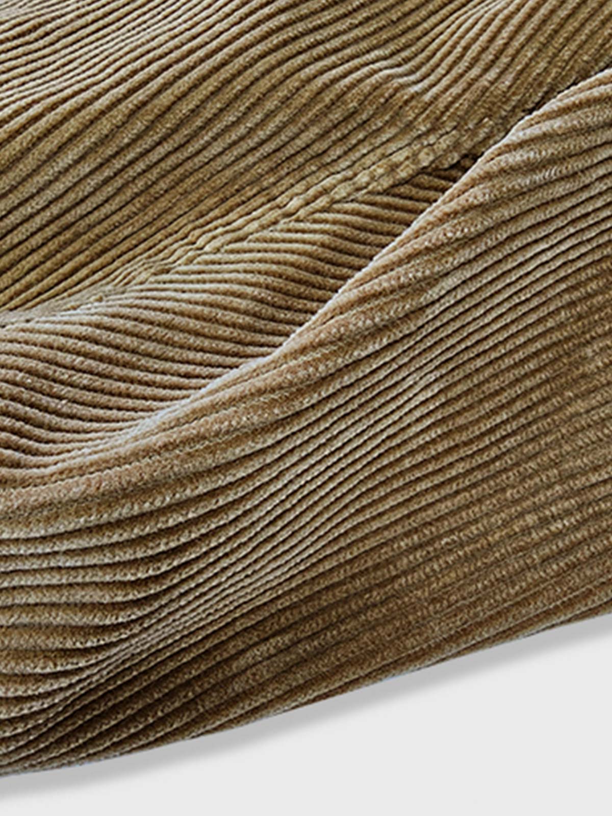 製品画像
クラシックなヴィンテージスタイルのコーデュロイ ワークジャケットの正面全体画像。特別なウォッシュ加工とショート丈デザインが特徴の一着。
詳細画像
YKK製の真鍮ジッパー、ブラスボタン、多ポケットデザイン、そしてコーデュロイ素材の独特な風合いをクローズアップした画像。質感とヴィンテージ感を際立たせたディテール。