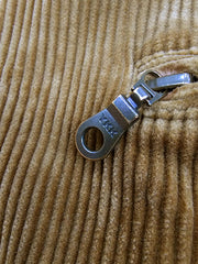 製品画像
クラシックなヴィンテージスタイルのコーデュロイ ワークジャケットの正面全体画像。特別なウォッシュ加工とショート丈デザインが特徴の一着。
詳細画像
YKK製の真鍮ジッパー、ブラスボタン、多ポケットデザイン、そしてコーデュロイ素材の独特な風合いをクローズアップした画像。質感とヴィンテージ感を際立たせたディテール。