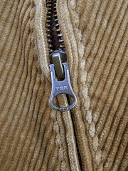 製品画像
クラシックなヴィンテージスタイルのコーデュロイ ワークジャケットの正面全体画像。特別なウォッシュ加工とショート丈デザインが特徴の一着。
詳細画像
YKK製の真鍮ジッパー、ブラスボタン、多ポケットデザイン、そしてコーデュロイ素材の独特な風合いをクローズアップした画像。質感とヴィンテージ感を際立たせたディテール。