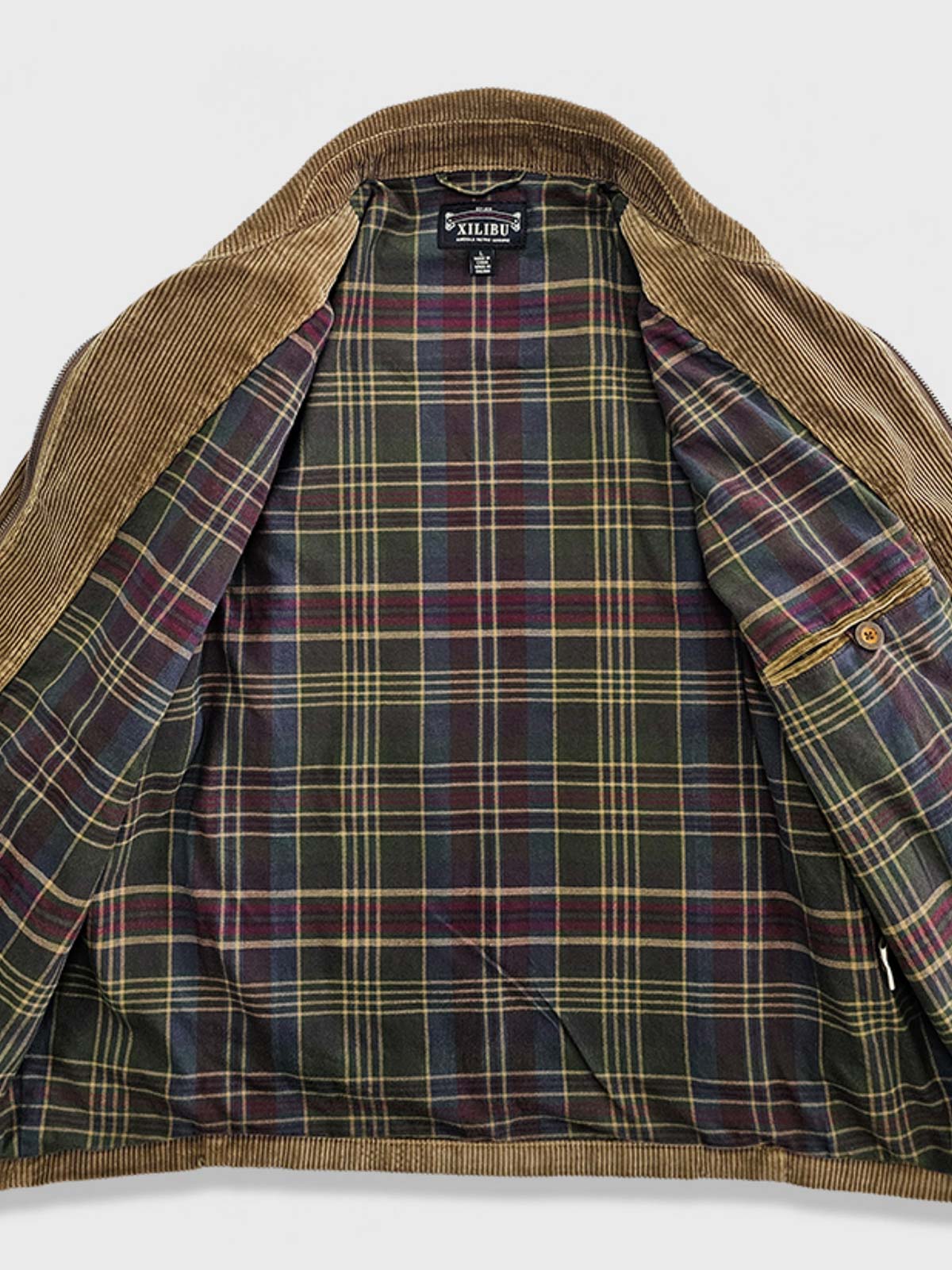 製品画像
クラシックなヴィンテージスタイルのコーデュロイ ワークジャケットの正面全体画像。特別なウォッシュ加工とショート丈デザインが特徴の一着。
詳細画像
YKK製の真鍮ジッパー、ブラスボタン、多ポケットデザイン、そしてコーデュロイ素材の独特な風合いをクローズアップした画像。質感とヴィンテージ感を際立たせたディテール。