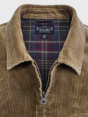 製品画像
クラシックなヴィンテージスタイルのコーデュロイ ワークジャケットの正面全体画像。特別なウォッシュ加工とショート丈デザインが特徴の一着。
詳細画像
YKK製の真鍮ジッパー、ブラスボタン、多ポケットデザイン、そしてコーデュロイ素材の独特な風合いをクローズアップした画像。質感とヴィンテージ感を際立たせたディテール。