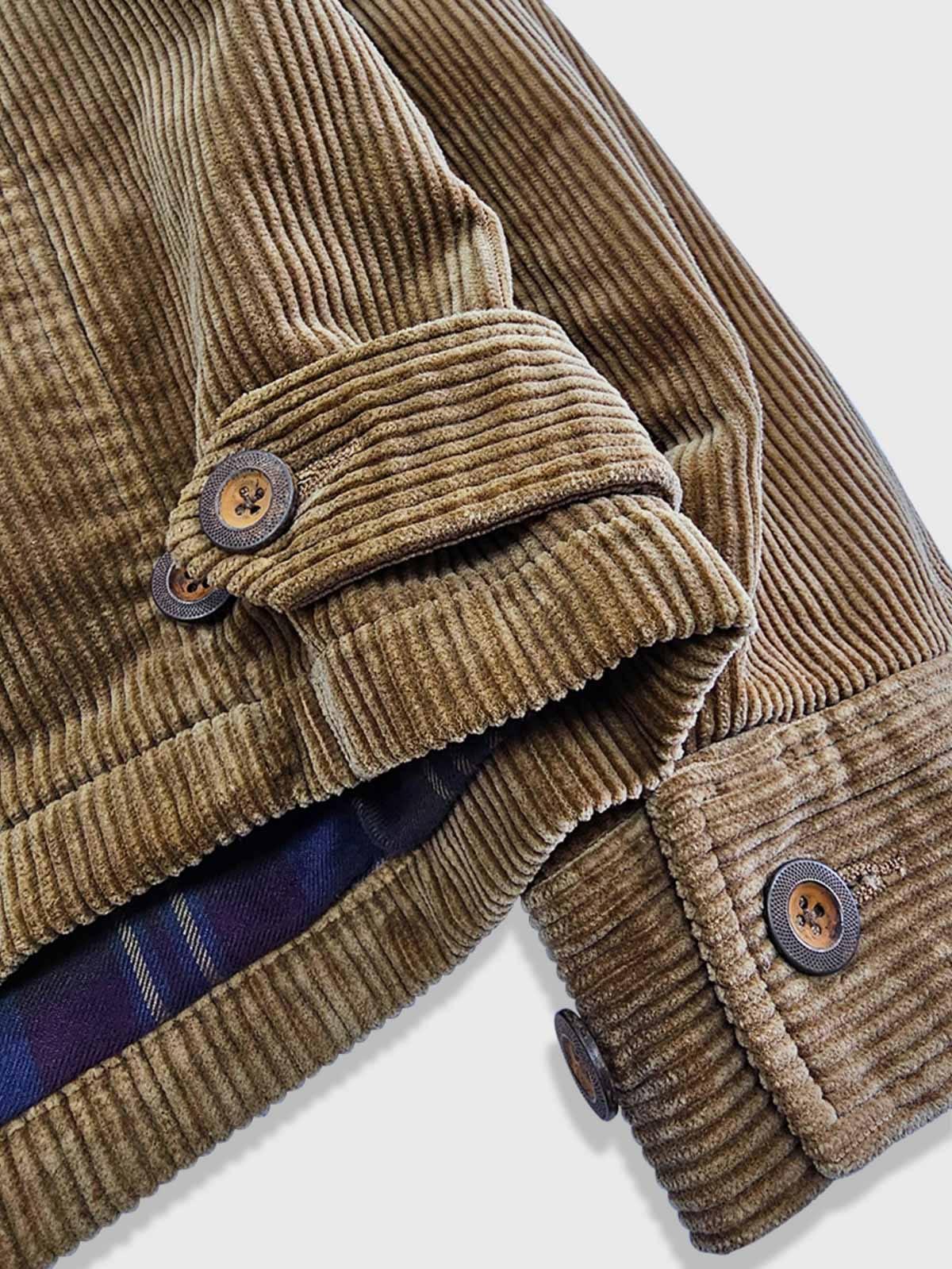 製品画像
クラシックなヴィンテージスタイルのコーデュロイ ワークジャケットの正面全体画像。特別なウォッシュ加工とショート丈デザインが特徴の一着。
詳細画像
YKK製の真鍮ジッパー、ブラスボタン、多ポケットデザイン、そしてコーデュロイ素材の独特な風合いをクローズアップした画像。質感とヴィンテージ感を際立たせたディテール。