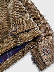 製品画像
クラシックなヴィンテージスタイルのコーデュロイ ワークジャケットの正面全体画像。特別なウォッシュ加工とショート丈デザインが特徴の一着。
詳細画像
YKK製の真鍮ジッパー、ブラスボタン、多ポケットデザイン、そしてコーデュロイ素材の独特な風合いをクローズアップした画像。質感とヴィンテージ感を際立たせたディテール。