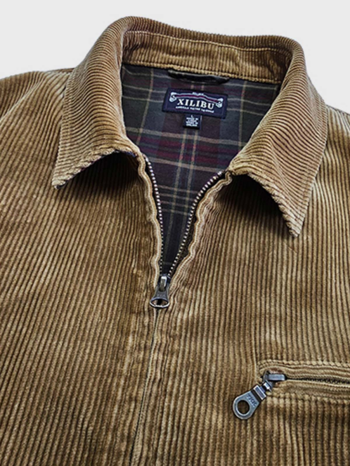 製品画像
クラシックなヴィンテージスタイルのコーデュロイ ワークジャケットの正面全体画像。特別なウォッシュ加工とショート丈デザインが特徴の一着。
詳細画像
YKK製の真鍮ジッパー、ブラスボタン、多ポケットデザイン、そしてコーデュロイ素材の独特な風合いをクローズアップした画像。質感とヴィンテージ感を際立たせたディテール。