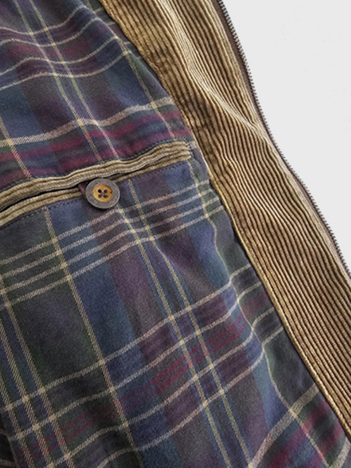 製品画像
クラシックなヴィンテージスタイルのコーデュロイ ワークジャケットの正面全体画像。特別なウォッシュ加工とショート丈デザインが特徴の一着。
詳細画像
YKK製の真鍮ジッパー、ブラスボタン、多ポケットデザイン、そしてコーデュロイ素材の独特な風合いをクローズアップした画像。質感とヴィンテージ感を際立たせたディテール。