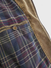 製品画像
クラシックなヴィンテージスタイルのコーデュロイ ワークジャケットの正面全体画像。特別なウォッシュ加工とショート丈デザインが特徴の一着。
詳細画像
YKK製の真鍮ジッパー、ブラスボタン、多ポケットデザイン、そしてコーデュロイ素材の独特な風合いをクローズアップした画像。質感とヴィンテージ感を際立たせたディテール。