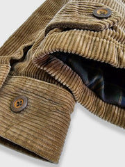 製品画像
クラシックなヴィンテージスタイルのコーデュロイ ワークジャケットの正面全体画像。特別なウォッシュ加工とショート丈デザインが特徴の一着。
詳細画像
YKK製の真鍮ジッパー、ブラスボタン、多ポケットデザイン、そしてコーデュロイ素材の独特な風合いをクローズアップした画像。質感とヴィンテージ感を際立たせたディテール。