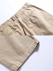 詳細画像: ヘリンボーンのディテールとパンツの裾デザインの特写