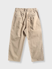 詳細画像: ヘリンボーンのディテールとパンツの裾デザインの特写