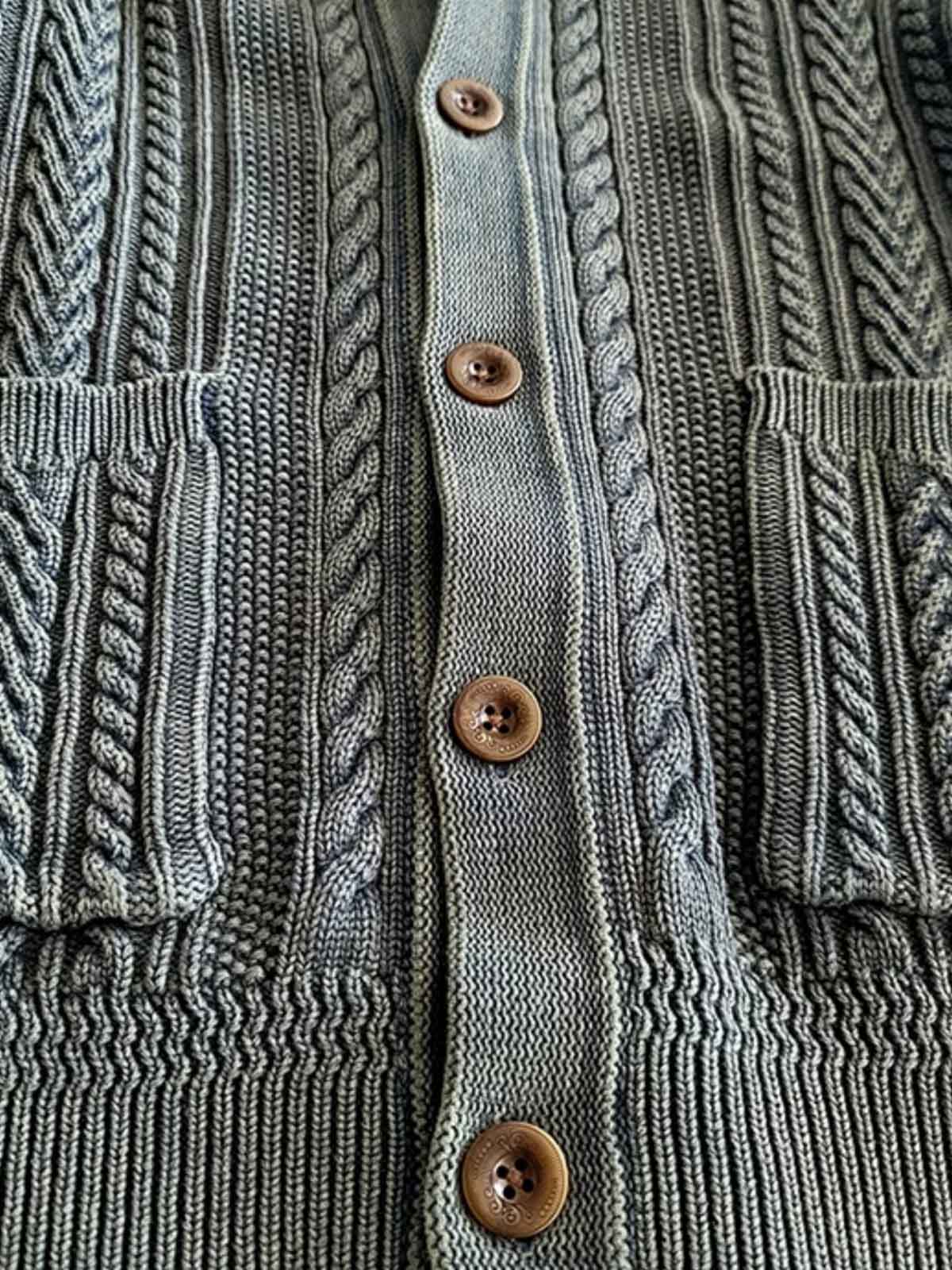 ストーングレーバツ染めニットカーディガンの正面画像木製ボタンとショールカラーの詳細画像