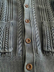 ストーングレーバツ染めニットカーディガンの正面画像木製ボタンとショールカラーの詳細画像