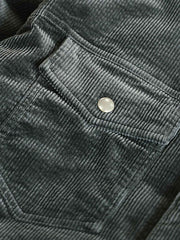 詳細画像: 胸部パッチポケットとボタンのディテールクローズアップ