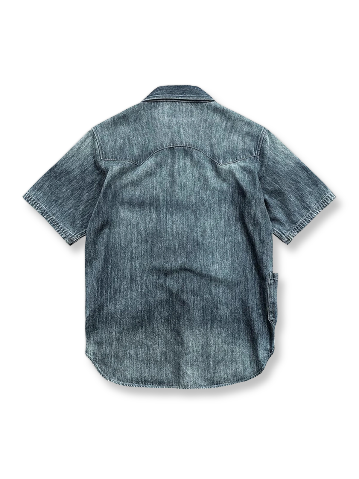 レトロなウォッシュとブリーチ処理が施されたパッチポケット付きのデニム半袖シャツの正面ビュー。ゆったりとしたストレートフィットで、肩部分にパッチデザインと貝殻ボタンが特徴的です。