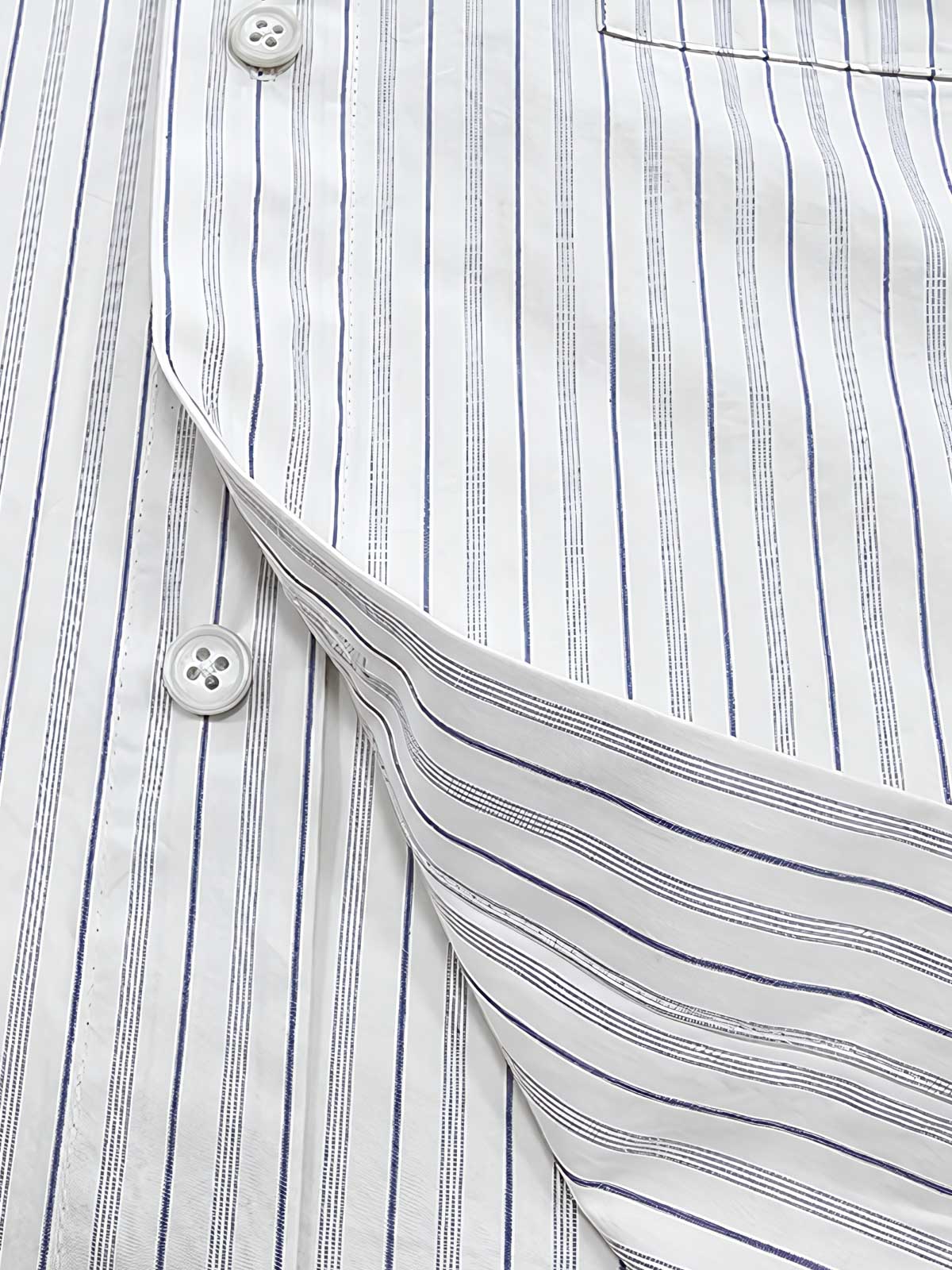 シャツの細かいストライプテクスチャと素材感、及びワークポケットの詳細をクローズアップで示す。