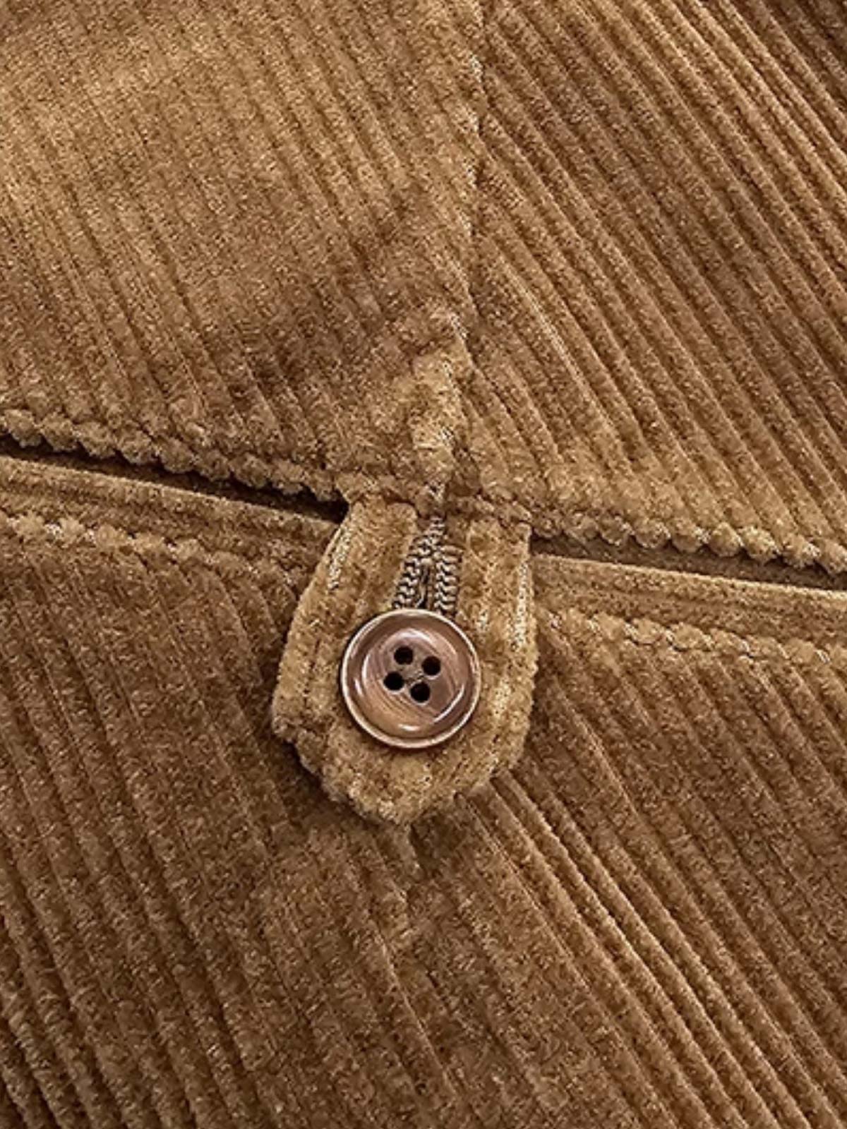 製品画像:アメリカンレトロスタイルのコーデュロイシングルプリーツロングパンツの正面図。クラシックで快適なデザインが特徴。
詳細画像:果実ボタンのユニークなディテールと、コーデュロイ素材の柔らかなテクスチャーを強調したクローズアップ画像。