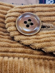 製品画像:アメリカンレトロスタイルのコーデュロイシングルプリーツロングパンツの正面図。クラシックで快適なデザインが特徴。
詳細画像:果実ボタンのユニークなディテールと、コーデュロイ素材の柔らかなテクスチャーを強調したクローズアップ画像。