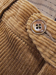 製品画像:アメリカンレトロスタイルのコーデュロイシングルプリーツロングパンツの正面図。クラシックで快適なデザインが特徴。
詳細画像:果実ボタンのユニークなディテールと、コーデュロイ素材の柔らかなテクスチャーを強調したクローズアップ画像。