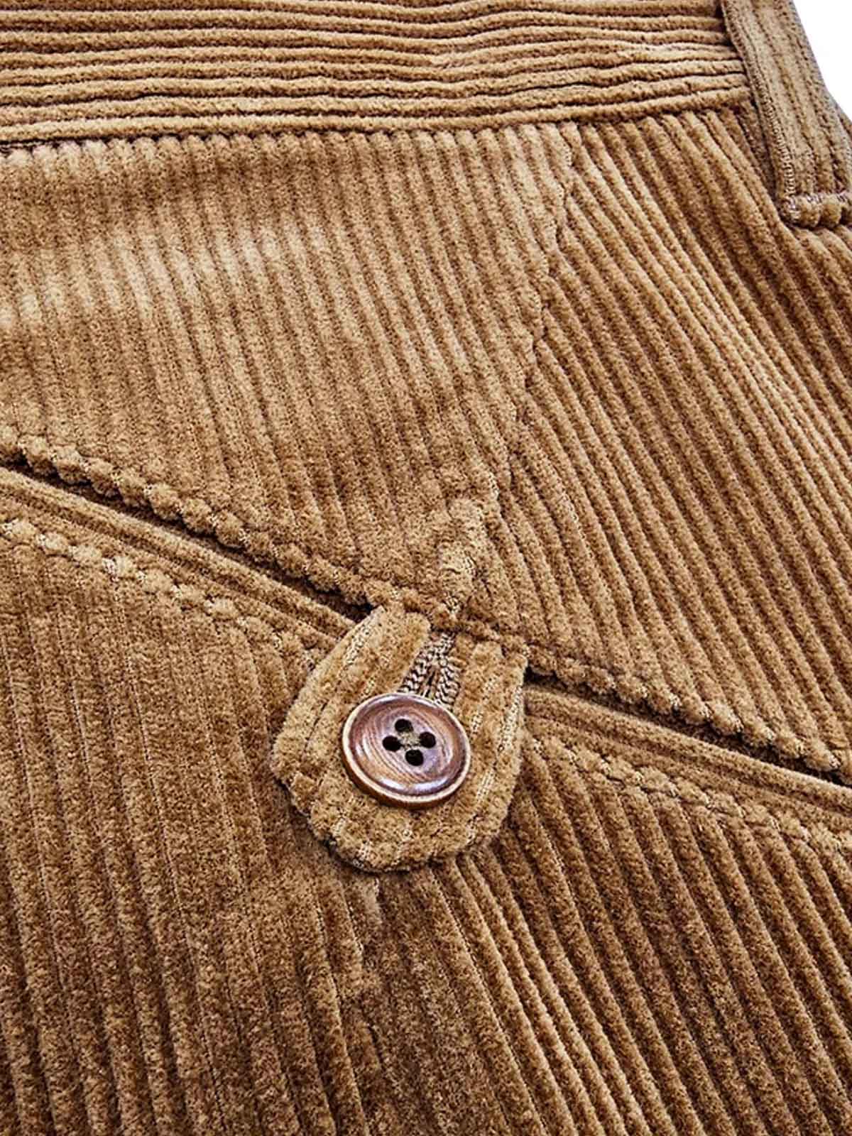 製品画像:アメリカンレトロスタイルのコーデュロイシングルプリーツロングパンツの正面図。クラシックで快適なデザインが特徴。
詳細画像:果実ボタンのユニークなディテールと、コーデュロイ素材の柔らかなテクスチャーを強調したクローズアップ画像。