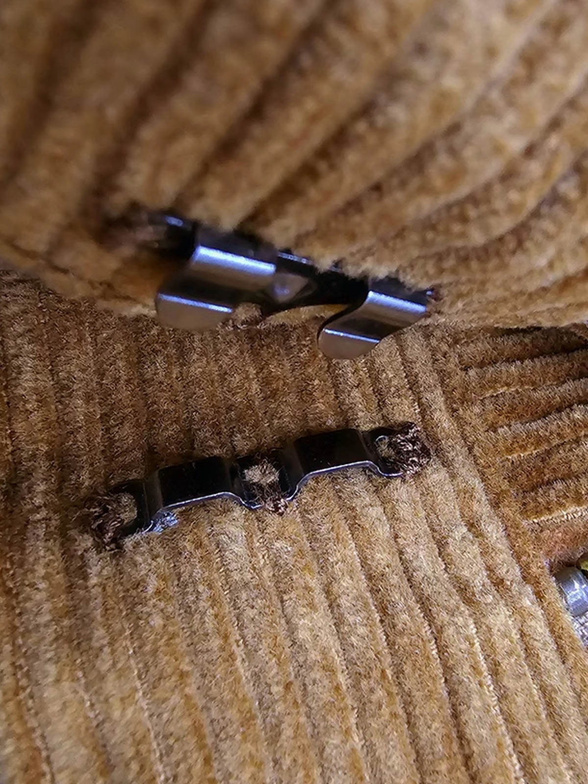 製品画像:アメリカンレトロスタイルのコーデュロイシングルプリーツロングパンツの正面図。クラシックで快適なデザインが特徴。
詳細画像:果実ボタンのユニークなディテールと、コーデュロイ素材の柔らかなテクスチャーを強調したクローズアップ画像。